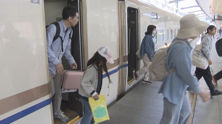 「おばあちゃんと遊びたい」　 大型連休後半の5連休初日で入り込み本格化　北陸新幹線の乗車率は最大150％の列車も｜FNNプライムオンライン