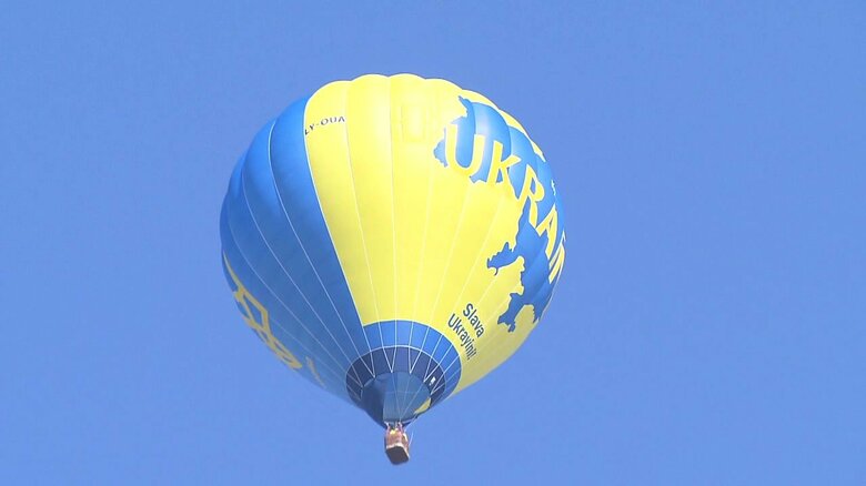 秋の大空に舞う色とりどりの熱気球　「困窮した現状知ってほしい」…なかには“ウクライナ”チームの熱気球 も｜FNNプライムオンライン