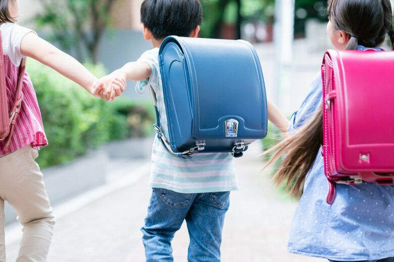 私立幼稚園から高校の学習費は1976万円！公立なら596万円に…修学旅行や習い事などコロナ明けで活動増加し物価高も｜FNNプライムオンライン