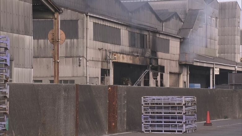 アルミ灰含まれ放水できず…リサイクル工場で発生した火災が丸5日以上経って鎮火 砂をかける“窒息消火”で対応｜FNNプライムオンライン