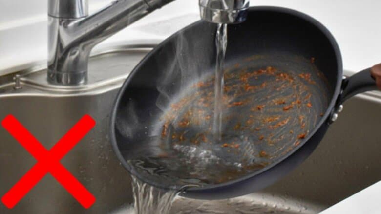 「すぐに水をかけないで」熱々のフライパンを洗うことにメーカーが注意喚起…正しい方法は？長持ちさせる“五箇条”を聞いた｜FNNプライムオンライン