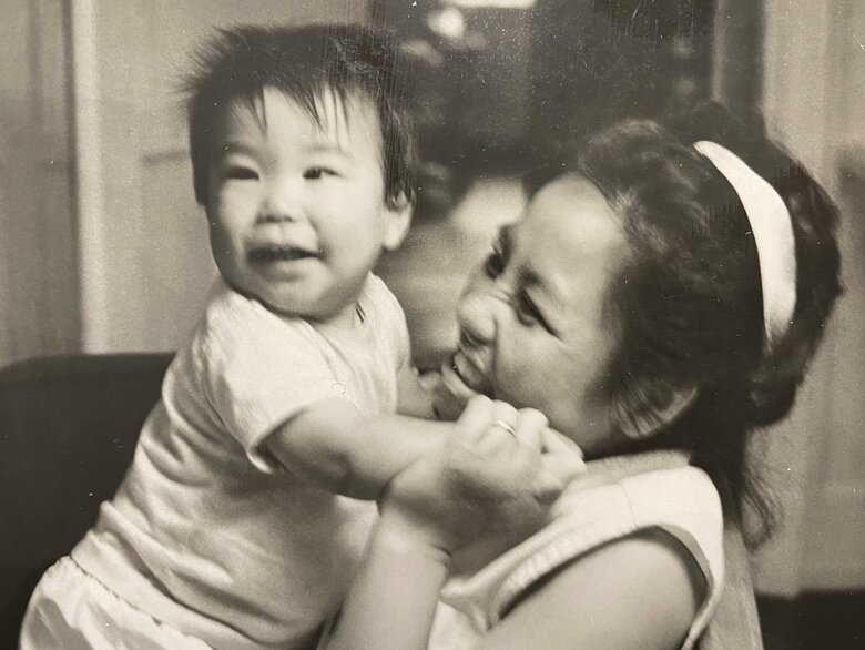 「息子を初めて抱きしめたとき。この子は絶対に戦争に行かせないと強く誓った」と話した恵子さん