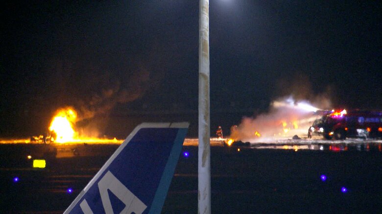 羽田空港で炎上する日航機