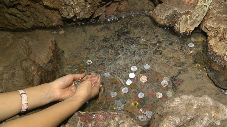 金鉱の岩盤から湧き出た黄金の泉