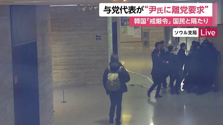 抵抗する国会職員ら