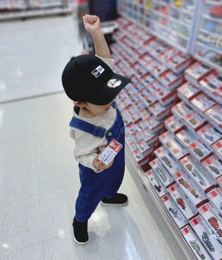 “車のおもちゃ”を買うと必ずこのポーズをするという