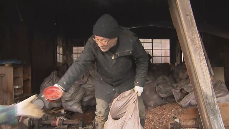 蔵から器を持ち出す赤木さん