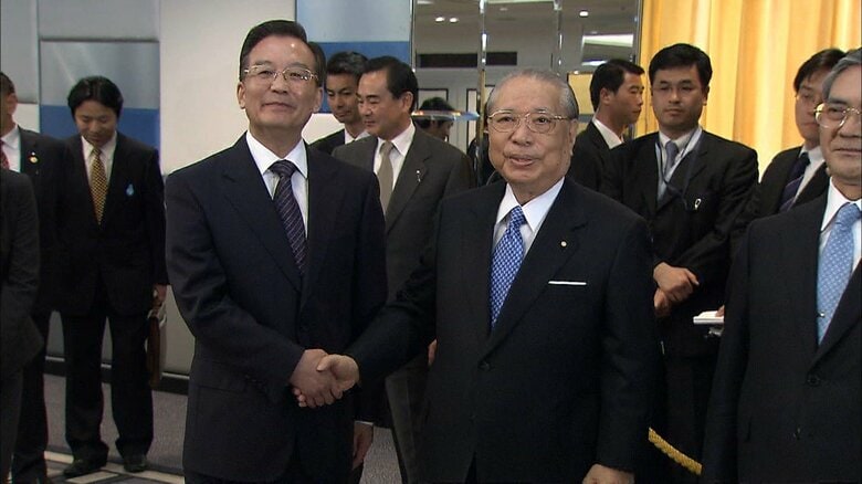 来日中の中国・温家宝首相（当時）と握手する池田大作氏（2007年4月）
