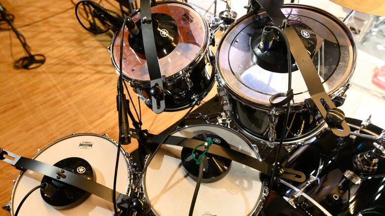 黒い円形の物体が「加振機」（提供：ヤマハ株式会社）