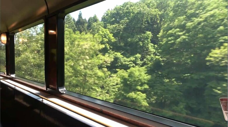 大きな窓から景色を楽しめる