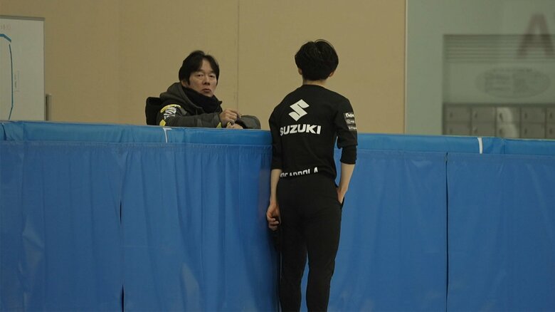 父でありコーチの正和さんと話す鍵山