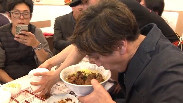 「ニュー若大将」の山賊焼ラーメンを食べる客