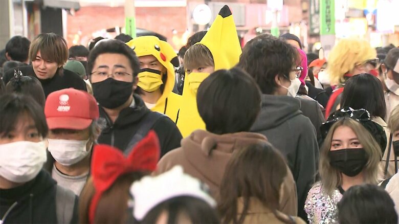 ハロウィーン前日の渋谷は、仮装した若い人たちでにぎわっていた。