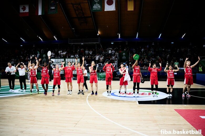 五輪出場決定を喜ぶ日本代表選手ら（11日、ハンガリー・ショプロン）