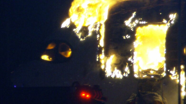 羽田空港で炎上する日航機