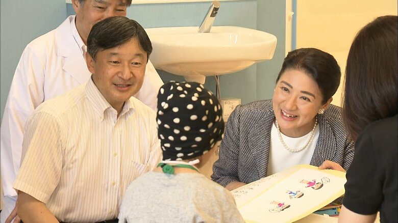 　　　　　　　　　　　　　　平成30年（2018年）8月　兵庫・神戸市の小児病棟　　　　　　　　　　　　　　　　　　　　　　　　　　　　　　小児がんなどで入院する子どもたちを気遣われる