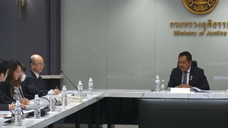 ソドソン法相と面会する両親　タイ・バンコク