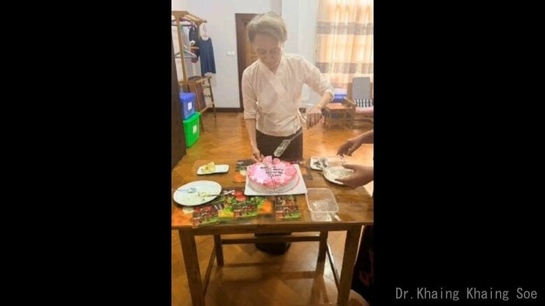 今年6月の誕生日にケーキを切るスーチー氏