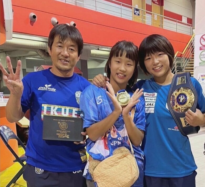 桜井監督はつぐみ選手の父でもある（真ん中は妹・つきのさん）＝写真提供：桜井監督＝