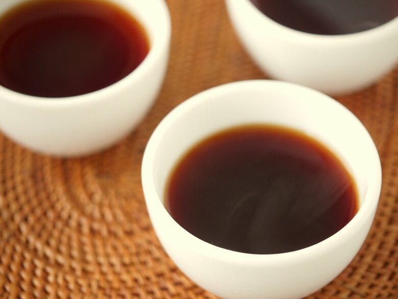 深い茶褐色が特徴のプアール茶（画像はイメージ）