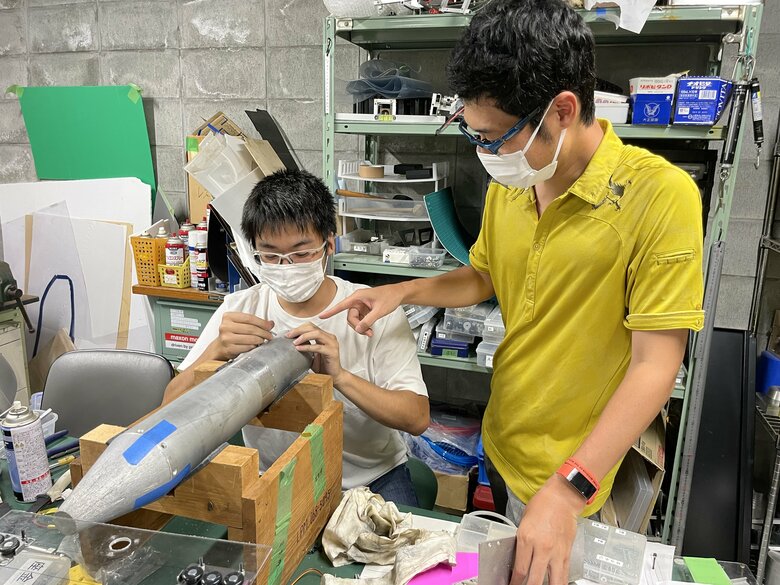 同行する山本さんと一緒にペネトレータの準備。まさに「南極は宇宙の扉」