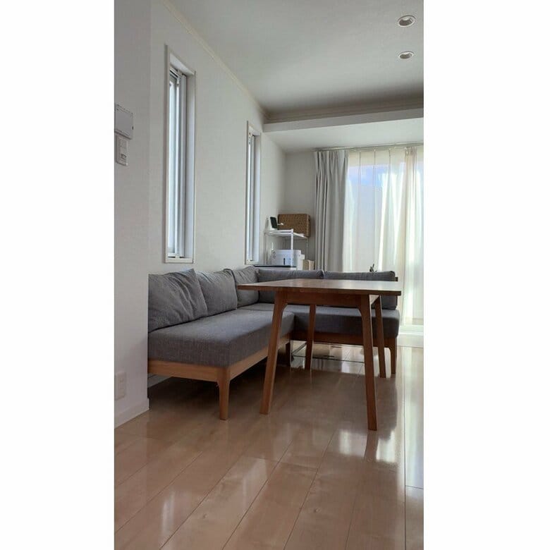 部屋は少し手狭。だからこそ、物を減らして広々と住む