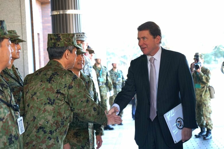 仙台で日米共同訓練を視察するハガティ氏（2017年12月撮影・在日米国大使館ツイッターより）