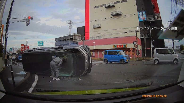 【独自】赤信号の交差点に車が進入 カメラが捉えた事故の瞬間