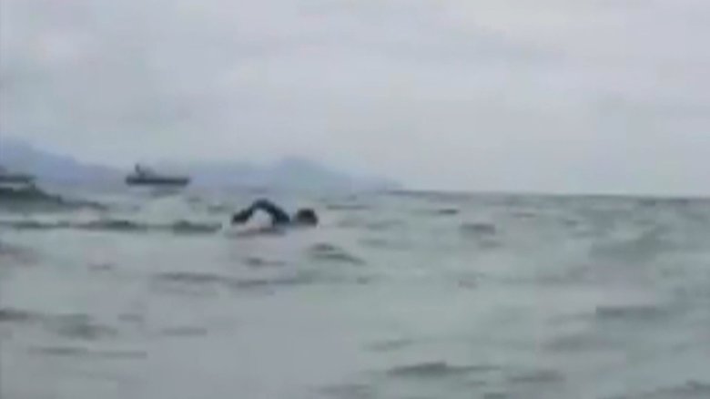 海で競泳のトレーニングをするイロ選手