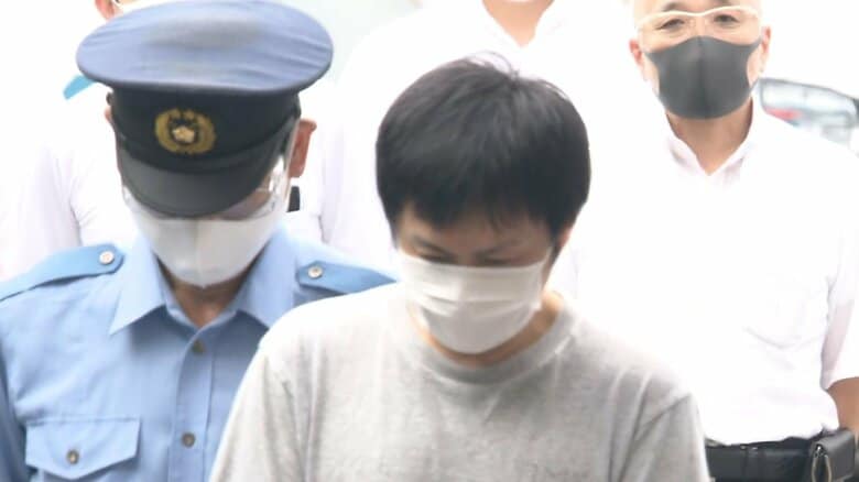 容疑者は、終始、うつむきながら、警察車両に乗せられた