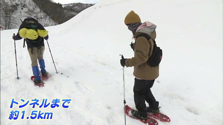 目的地まで1.5キロ　雪山をスノーシューを履いて進む