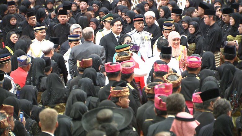 皇太子時代の2004年、ビラ皇太子の結婚式参列のためブルネイをご訪問