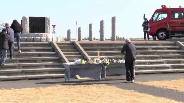 いわき市平豊間地区に設けられた献花台