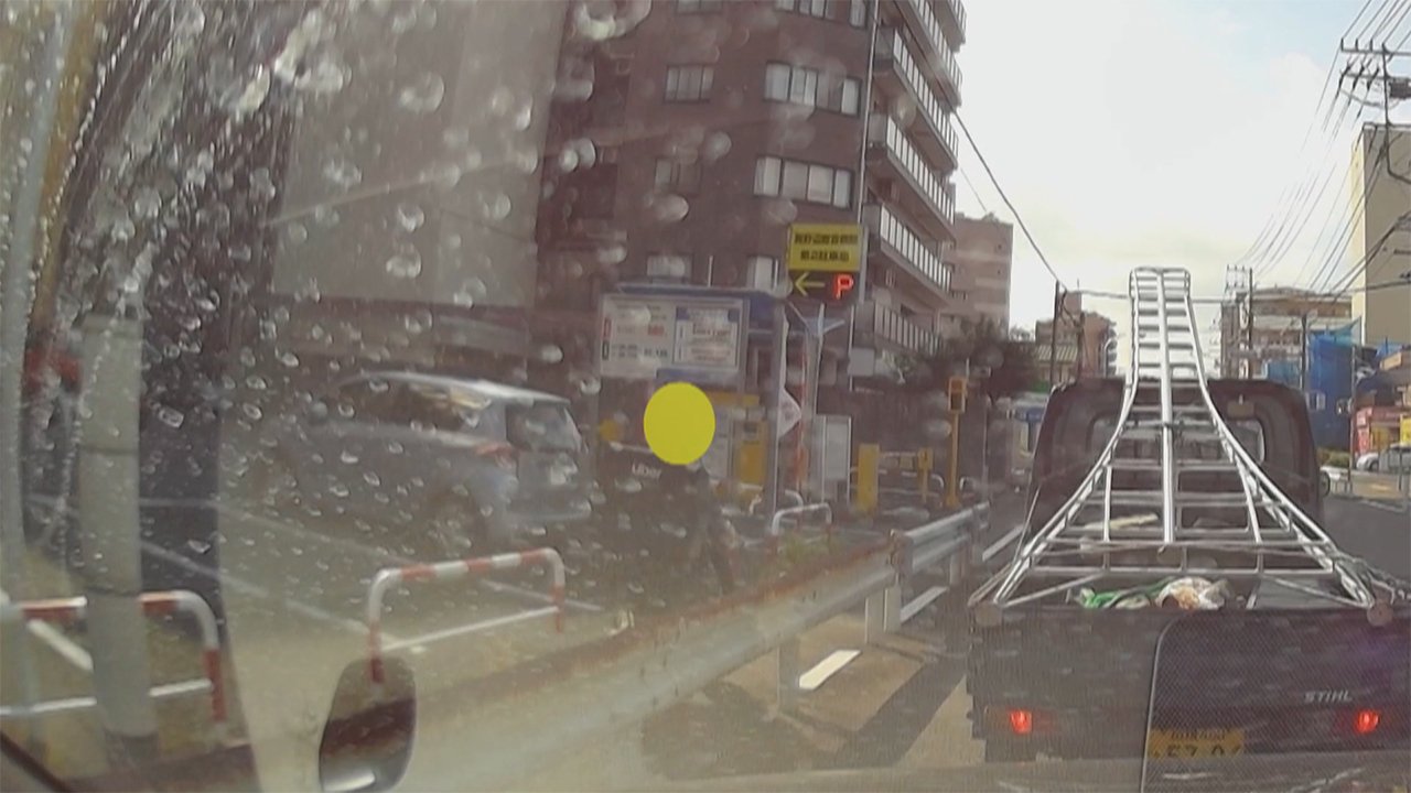 黒リュックに ウーバーイーツ 歩道を原付バイクで迷惑走行 Fnnプライムオンライン 堂々と歩道を走る原付 バイク 大事故につな ｄメニューニュース Nttドコモ