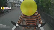 【独自】バイク“当て逃げ”の瞬間　停止した車に衝突…素早くU…