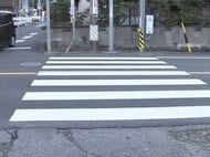 “ワンボックス軽”が走り去る…朝の交差点で77歳女性が車にひき逃げされ重傷 横断歩道渡っていてはねられたか