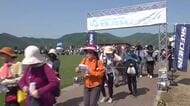 年縞にちなみ…シマシマ模様の服でウォーキング　「若狭・三方五湖ツーデーマーチ」　16日まで