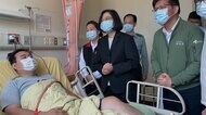 工事車両ブレーキかけ損ねたか 蔡英文総統が負傷者を見舞う 台湾特急列車脱線事故