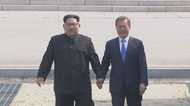 【速報】「文在寅氏のネクタイの色は統一旗と同じ」北朝鮮専門家が見た2人の握手の意味