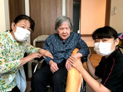 【特許取得】鍼灸マッサージ師が開発。介護現場の声から生まれた機能的でおしゃれな「高島ちぢみ」綿100%ブラウス
