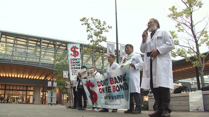 核兵器使用時は「医療では治せない…」反核医師の会が白衣で街頭へ　核兵器製造企業に融資しないよう訴えも