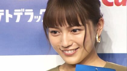川口春奈が金色に輝くノースリーブで登場「銭湯行くのも好き」ありのままの“インスタすっぴん”事情を直撃