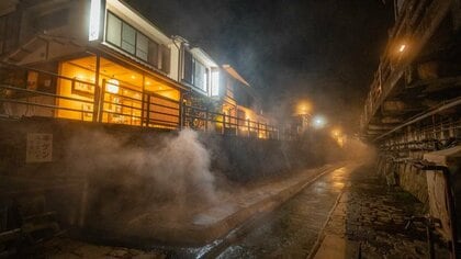 湯けむり、木造建築、雪景色…旅情そそる日本の温泉街へ【一人旅研究会の“日本”ノスタルジック写真館】