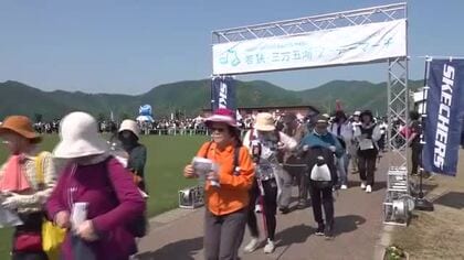 年縞にちなみ…シマシマ模様の服でウォーキング　「若狭・三方五湖ツーデーマーチ」　16日まで