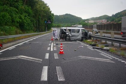 中国道で車がガードレールに衝突　家族3人死傷　妻は路上で血を流して倒れる　台風の雨でスリップか　山口・美祢市