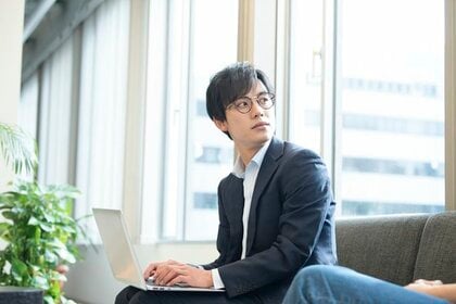 若手に身につけてほしい姿勢、「主体性・積極性」が7割でトップ　大企業で「チーム成果」、中小企業で「責任感」目立つ　一方で、「リーダーシップ」関連は低水準に