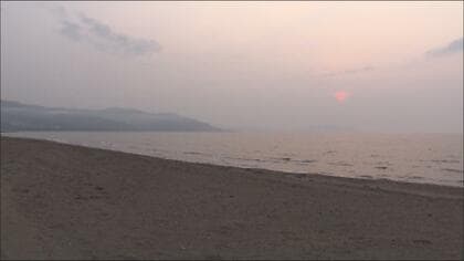 【真冬のビーチに変死体】「砂浜に骨のようなものがある。人の手も見える」砂浜に埋もれた男性の遺体みつかる＿目立つ外傷なし＿身元の確認を急ぐとともに事件事故の両面で死因など調べる〈北海道小樽市〉