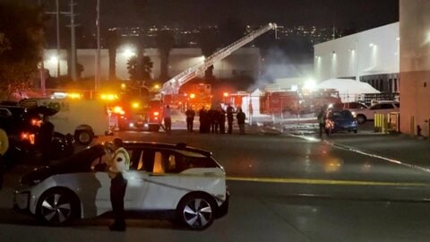 【速報】取材中のテレビ局ヘリが墜落　3人死亡　生放送でスタッフと連絡取れないと説明　車とバスの事故で複数のヘリが取材　アメリカ