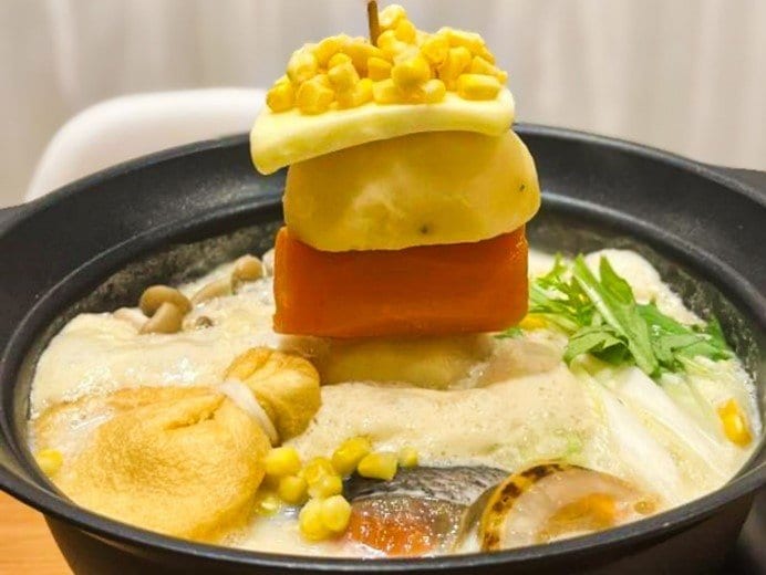 串刺しのじゃがバター入り!海の幸がふんだんに入った豆乳鍋