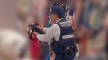 拳銃を構える警察官（視聴者撮影）